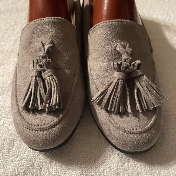Tahari Loafers Womans 7.5 Alessia Gray Suede Tassel Flat Slip-on Shoes - Picture 2 of 7